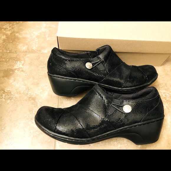 CLARKS! Black Snake skin Shoes. 8.0 - Picture 2 of 14
